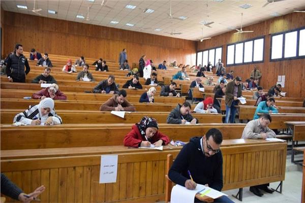 مغرب تايمز - 558 طالب حصلوا على شهادة الإجازة مقابل مبالغ مالية