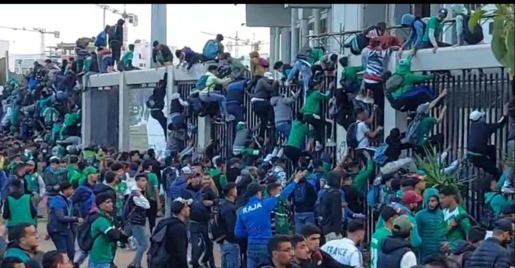 مغرب تايمز - فوضى عارمة وتدافع قبل مباراة الرجاء والأهلي المصري بملعب الدار البيضاء