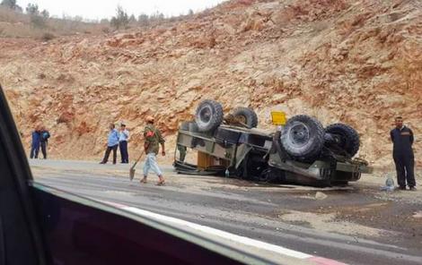 مغرب تايمز - إستنفار عسكري بعد إنقلاب سيارة للقوات المسلحة بوادي درعة