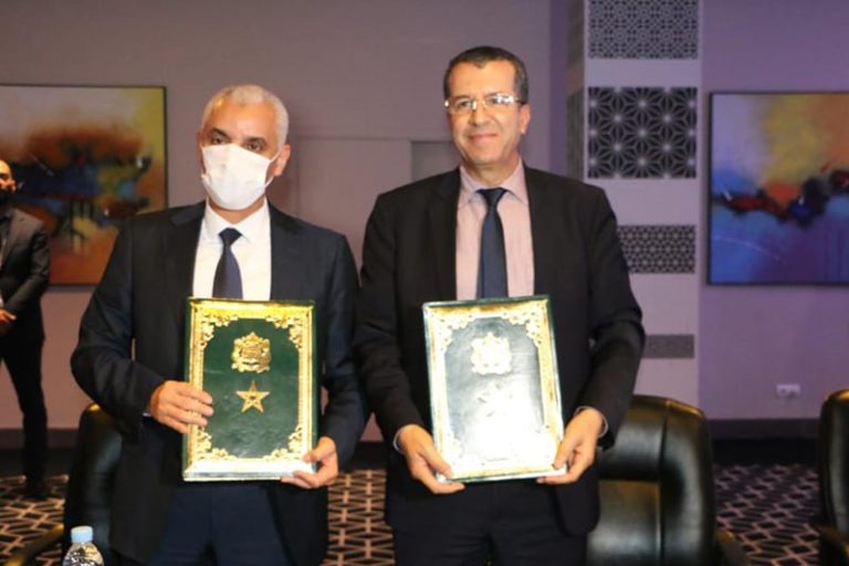 مغرب تايمز - آيت الطالب يهدي مليار درهم لدعم الخدمات الإجتماعية بوزارة الصحة