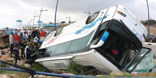 مغرب تايمز - إصابة حوالي 35 شخص بعد إنقلاب حافلة للركاب نواحي سطات