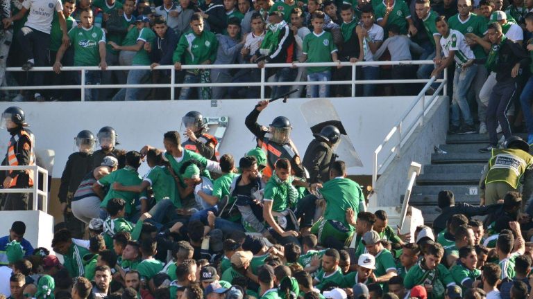 مغرب تايمز - توقيف قاصرين رشقوا جمهور الرجاء أثناء عودتهم من مباراة سطيف