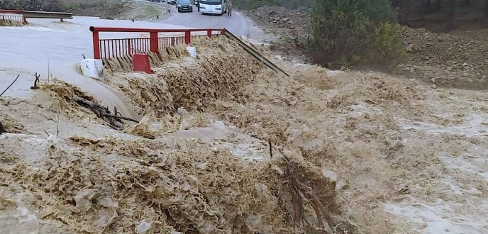 مغرب تايمز - الأمطار الأخيرة تقطع الطريق 2 بين تطوان وشفشاون