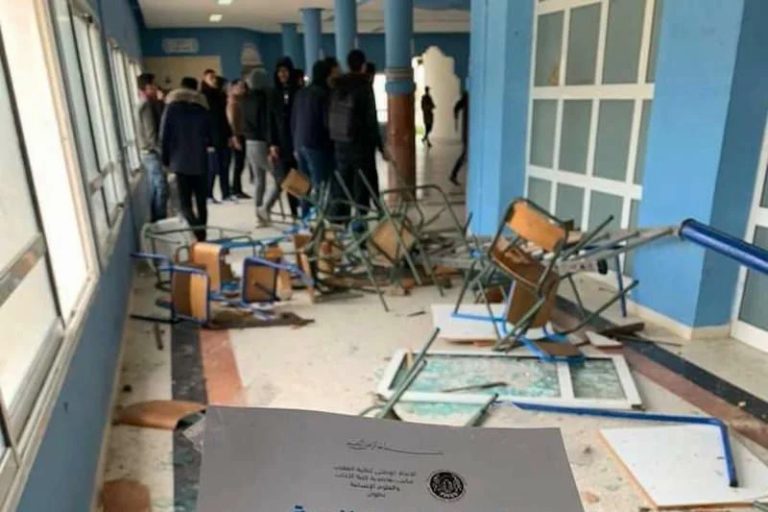 مغرب تايمز - بالفيديو.. الحرم الجامعي بمرتيل يتحول إلى حرب بــ"السيوف" مخلفا إصابات وجرحى