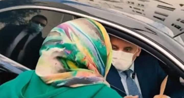 مغرب تايمز - بالفيديو" سيدة تعترض سيارة وزير الصحة وتسلمه رسالة خطيرة