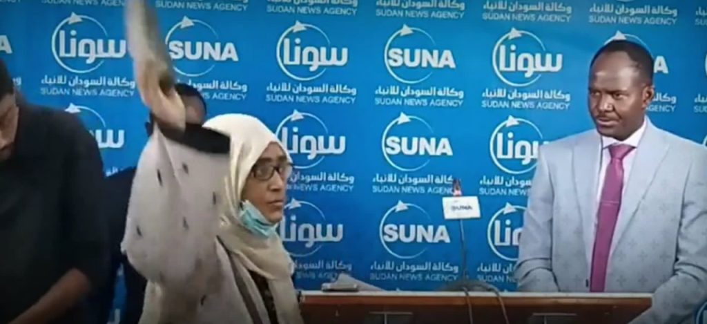 مغرب تايمز - بالفيديو.. على الهواء مباشرة صحفية سودانية ترمي سياسيا بحذائها