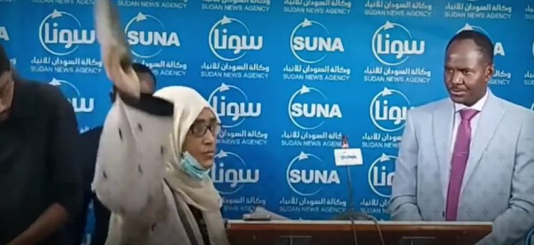 مغرب تايمز - بالفيديو.. على الهواء مباشرة صحفية سودانية ترمي سياسيا بحذائها