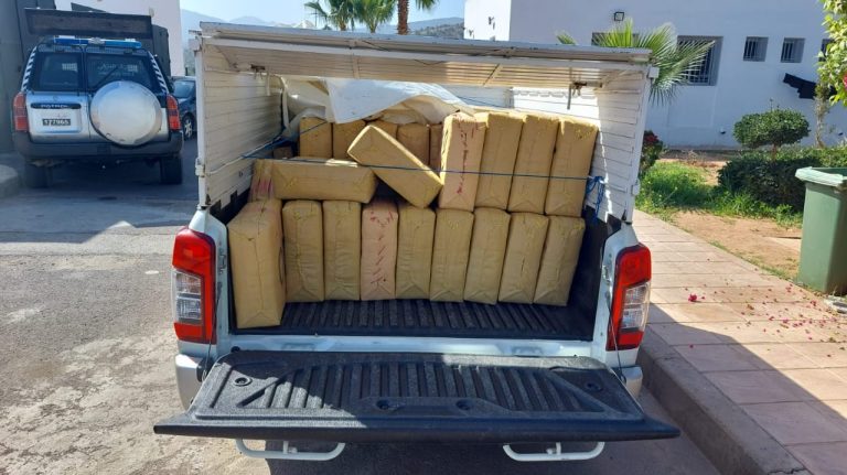 مغرب تايمز - إعتقال " جدارمي " كان يقود سيارة محملة بطنين من الحشيش بأكادير