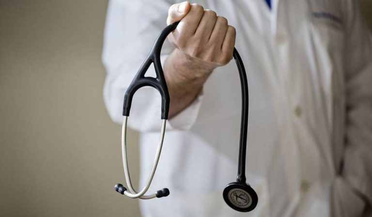 مغرب تايمز - مجلس بوعياش يكشف هشاشة القطاع الصحي بالمغرب ويحذر من هجرة الأطباء