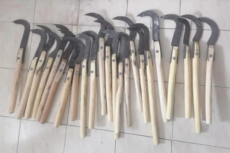 مغرب تايمز - ضبط أسلحة بيضاء لدى سائق أجرة وطالبين بجامعة ابن زهر بأكادير