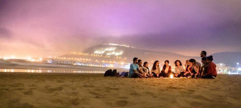 مغرب تايمز - إقبال كبير على شاطئ أكادير وقت الافطار رغم سوء التدبير
