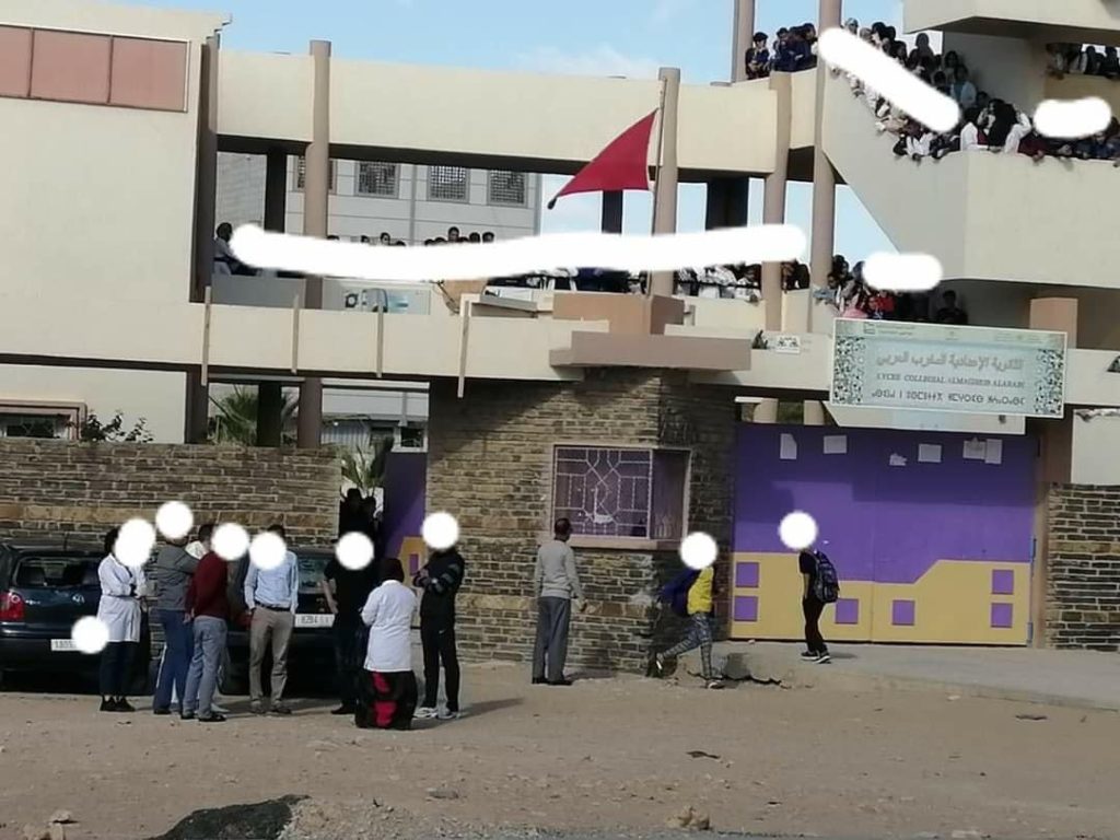 مغرب تايمز - مختل عقلي يقتحم ثانوية ويخلق الهلع في نفوس التلاميذ بآشتوكة آيت باها