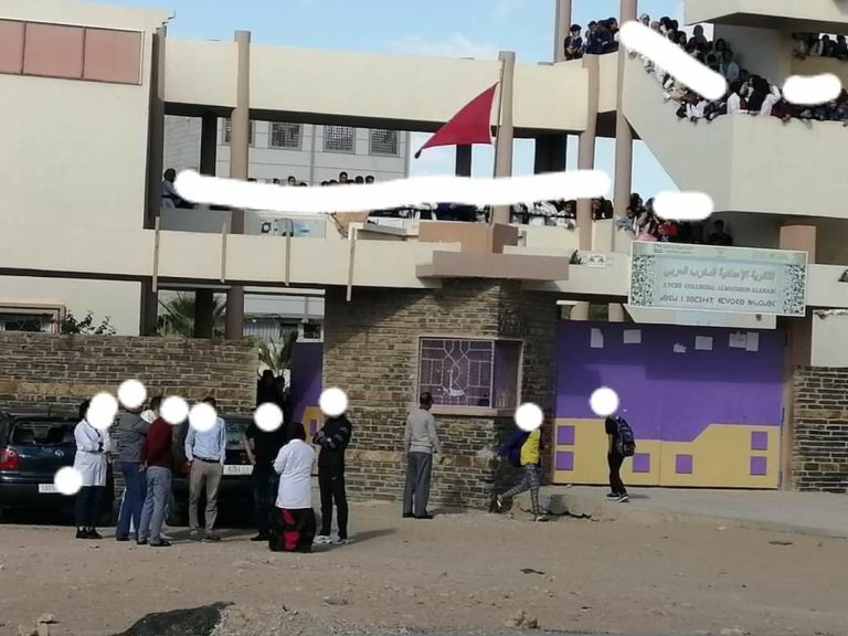 مغرب تايمز - مختل عقلي يقتحم ثانوية ويخلق الهلع في نفوس التلاميذ بآشتوكة آيت باها