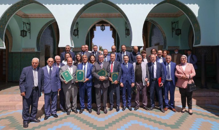 مغرب تايمز - قرارات لا تسمن ولا تغني من جوع..سخرية عارمة من اتفاق الحكومة والنقابات