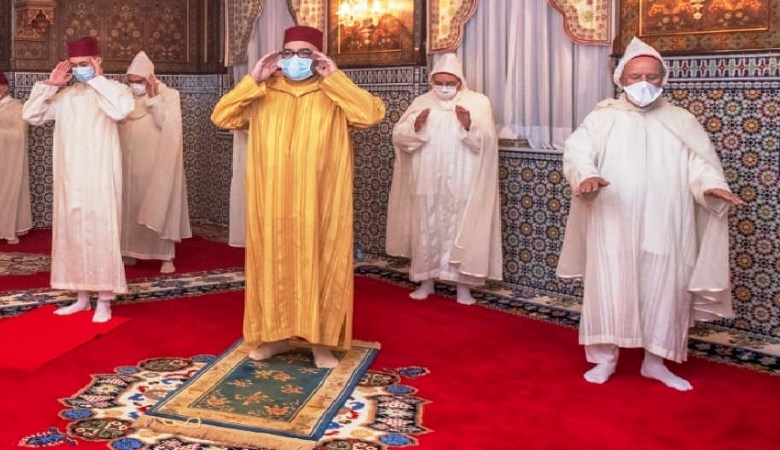 مغرب تايمز - الملك محمد السادس يؤدي صلاة عيد الفطر