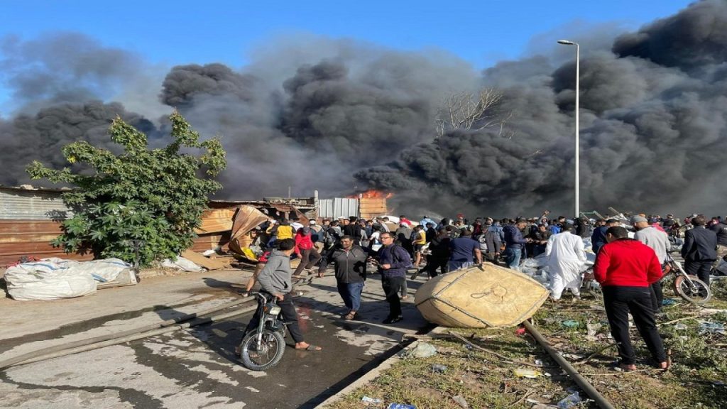 مغرب تايمز - بعد الحريق المهول.. فعاليات بيضاوية تطالب بوضع حد لفوضى سوق 'الغفلة'