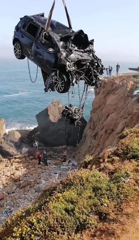 مغرب تايمز - وفاة شخص إثر سقوط هوليودي لسيارة بالجرف الصخري بالرباط