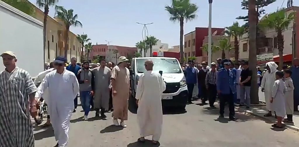 مغرب تايمز - أكادير : جنازة مهيبة للجمركي ضحية حادثة إحتراق سيارة بطنجة