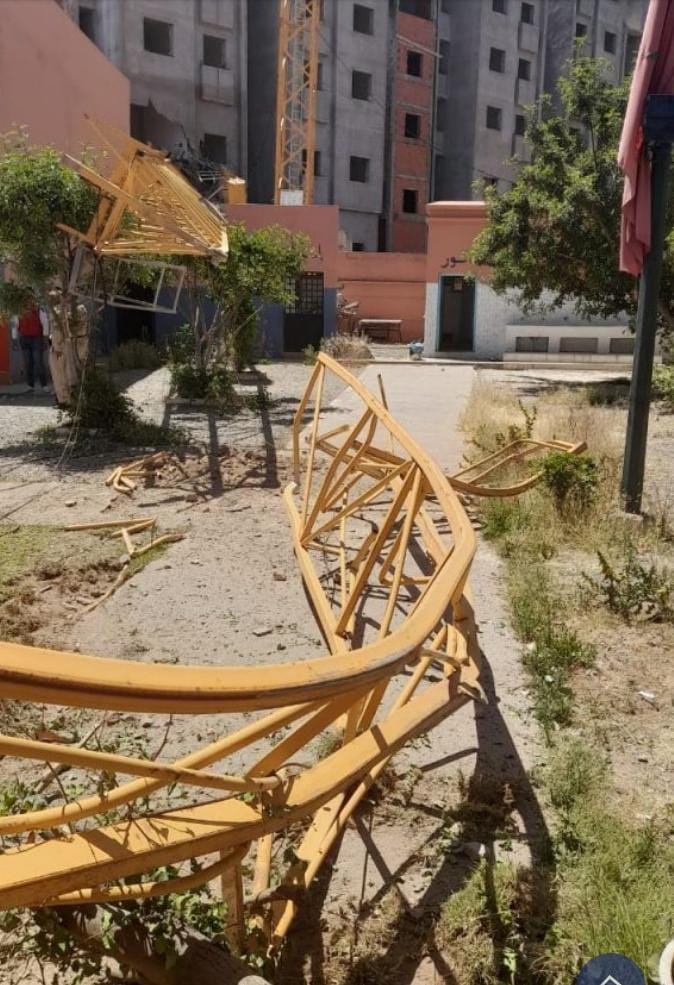 مغرب تايمز - كارثة بعد سقوط " رافعة " فوق مؤسسة تعليمية بمراكش