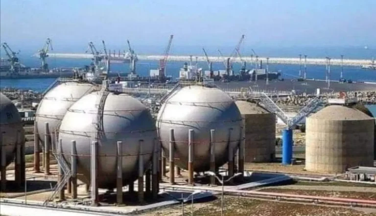 مغرب تايمز - خزانات ب30 ألف طن من الكازوال تهدد سواحل مدينة أكادير بكارثة