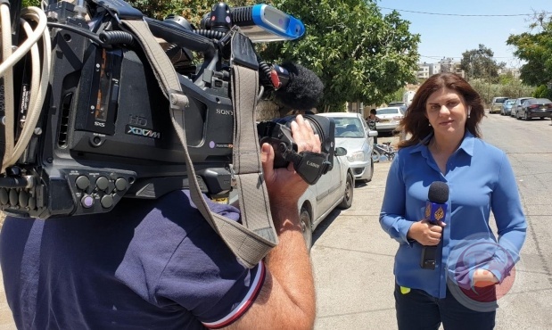 مغرب تايمز - استشهاد أبو عاقلة برصاص جيش الاحتلال و"الجزيرة" تتعهد بملاحقة الجناة