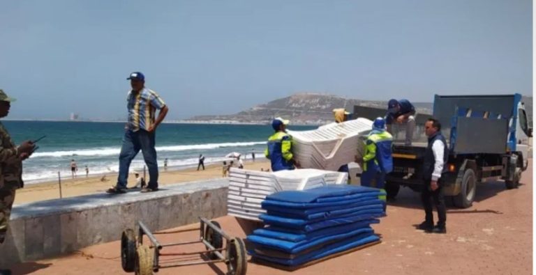 مغرب تايمز - استعدادات لاستقبال فصل الصيف.. سلطات أكادير تشن حملة لتحرير الملك العمومي في الكورنيش