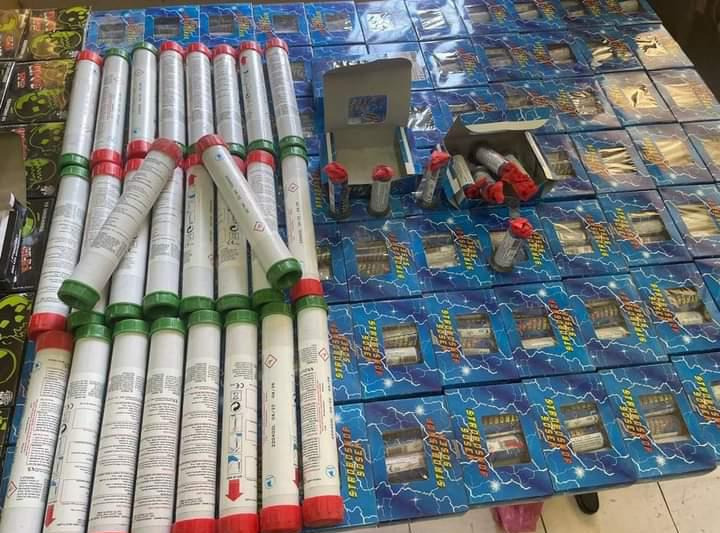 مغرب تايمز - الشغب الرياضي.. تفتيش منزل يُسفر عن حجز ألاف الشهب والمفرقعات النارية