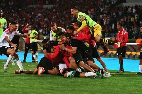 مغرب تايمز - 3,5 ملايير سنتيم مكافأة الوداد البيضاوي الفائز بلقب بطل إفريقيا