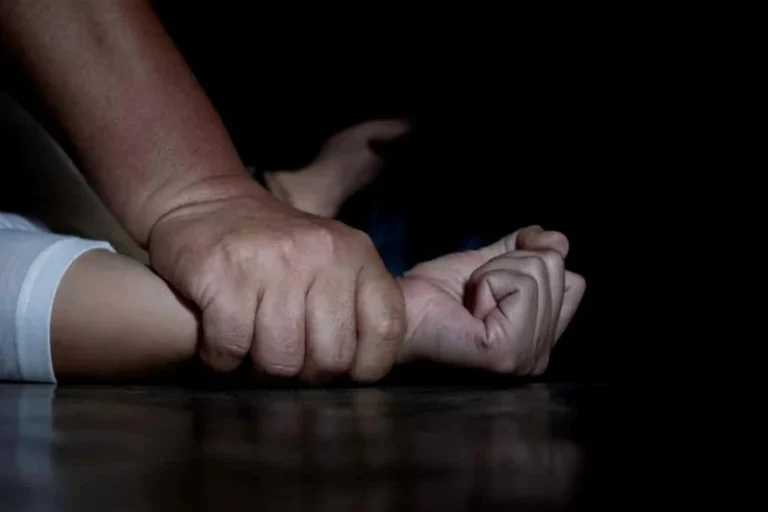 مغرب تايمز - تفاصيل قضية تورط أكبر أثرياء فرنسا في إغتصاب وإحتجاز قاصر مغربية