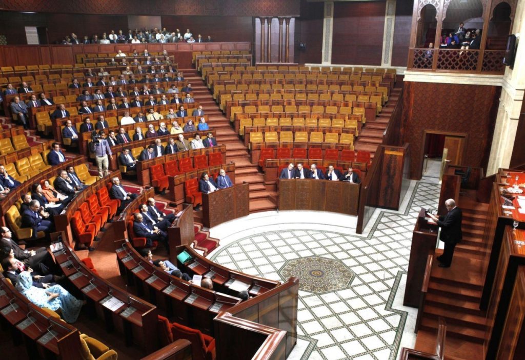 مغرب تايمز - المعارضة تشتکي من حكومة أخنوش بعد خرقها للدستور