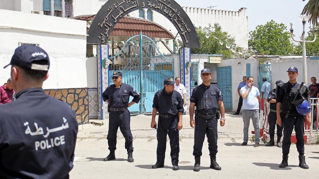 مغرب تايمز - ستة أشهر سجنا لصحافي جزائري طالب ب"الديمقراطية"