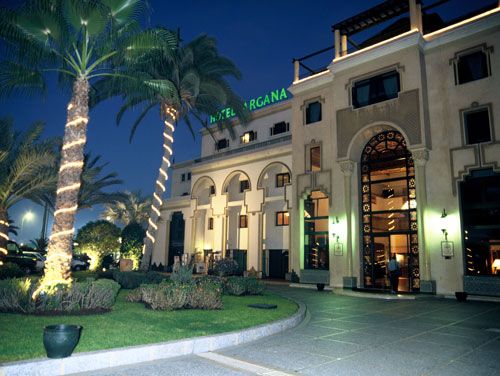 مغرب تايمز - مصرع عامل بفندق أركانة بأكادير والإدارة تتستر عن تفاصيل وفاته