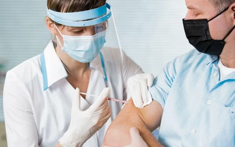 مغرب تايمز - ابتداء من الخريف المقبل .. اعتماد الجرعة الرابعة ضد " كورونا"