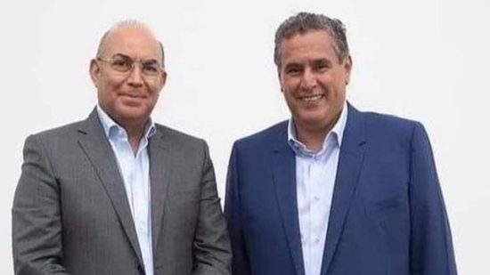 مغرب تايمز - تقبيل غياث لكتف أخنوش يثير استهجان الكثير من النواب الحاضرين&nbsp;