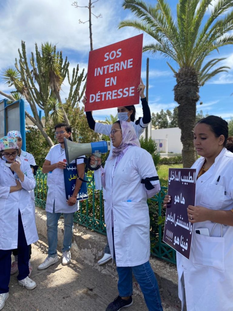 مغرب تايمز - الاطباء يحتجون من داخل مستشفى الحسن التاني وينددون بإنعدام وسائل التطبيب (صور)