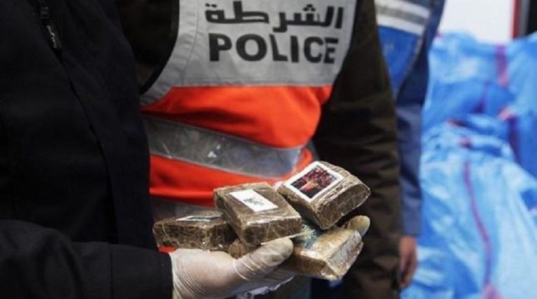 مغرب تايمز - أكادير.. ضبط شخصين متلبسين بحيازة أزيد من طنين من المخدرات والأسلحة البيضاء