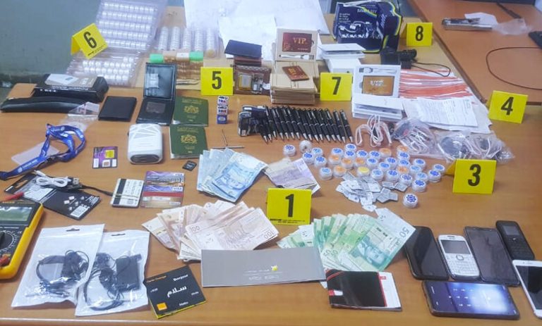 مغرب تايمز - ضبط 54 مليون بحوزتهم.. توقيف بائعي أجهزة الغش عبر الأنترنيت بإنزكان