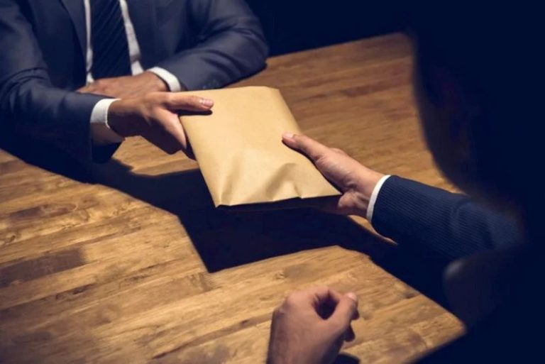 مغرب تايمز - فضيحة "رشوة القاضي".. تقديم المتورطين أمام القضاء