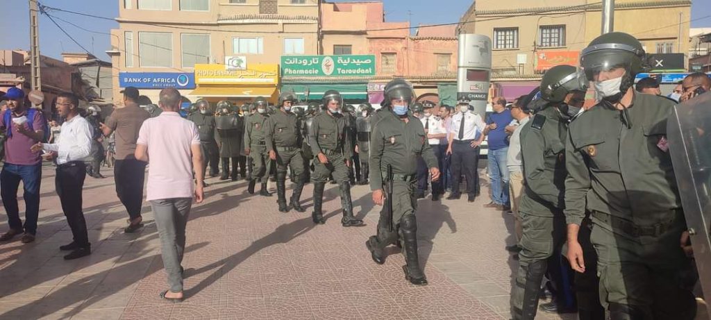 مغرب تايمز - بالفيديو .. السلطات تمنع مظاهرة ضد الغلاء بتارودانت