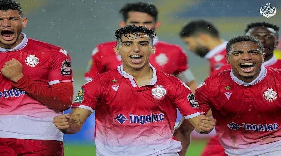 مغرب تايمز - الوداد يتوجُ بطلا للدوري وسط استنفار أمني "رهيب" بوجدة