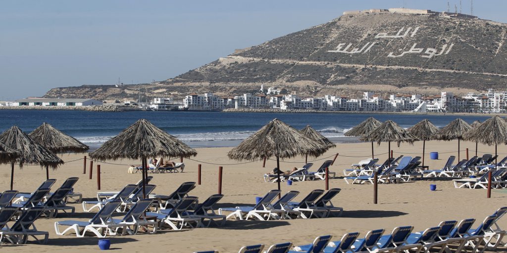 مغرب تايمز - رغم جماليتها .. شواطئ أكادير خارج تصنيف الجودة من جديد
