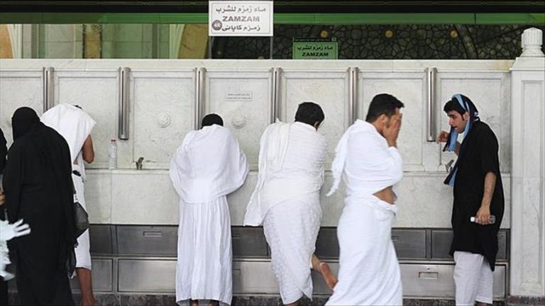 مغرب تايمز - السعودية تمنع الحجاج من إخراج "ماء زمزم"