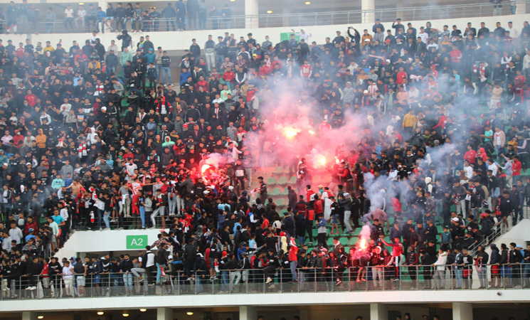 مغرب تايمز - "شوهتونا فهاد البلاد" .. شعارات جمهور غاضبة بعد هزيمة نكراء لحسنية أكادير بعقر دارها