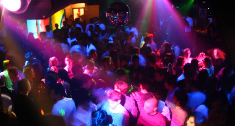 مغرب تايمز - هجوم مسلّح على "ديسكو" بماربيا الإسبانية يوقع "ضحية مغربية"