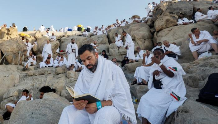 مغرب تايمز - حجاج بيت الله يتوافدون إلى "عرفات" لأداء الركن الأعظم