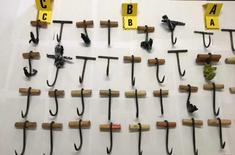 مغرب تايمز - أمن طنجة يوقف عنصرا من القوات المساعدة بحوزته 138 أداة لتسلق المعابرالحدودية