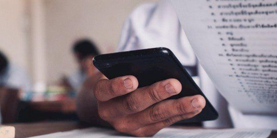 مغرب تايمز - ضبط رئيس جماعة من حزب أخنوش يغشُ في الإمتحان