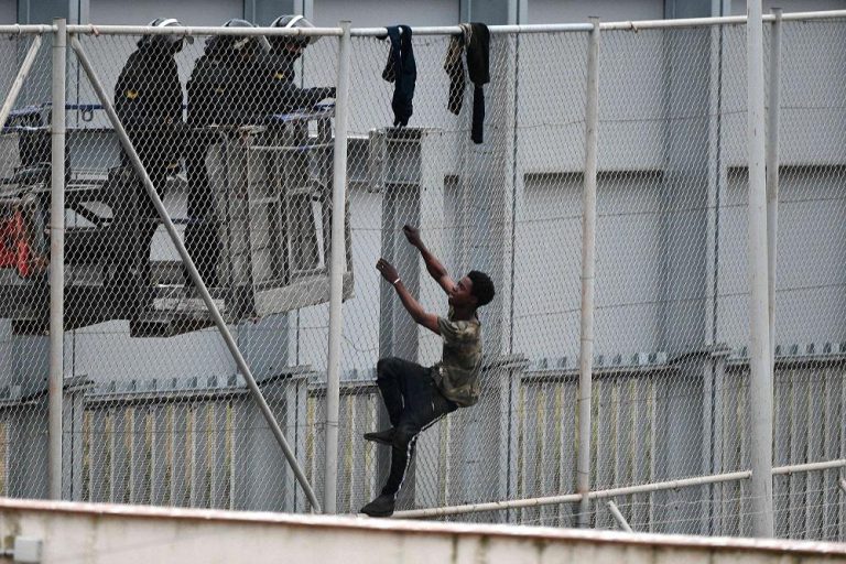 مغرب تايمز - المحكمة تدين 33 مهاجرا بالسجن والجمعية المغربية لحقوق الإنسان تدخل على الخط