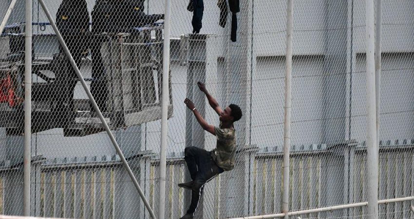 مغرب تايمز - المحكمة تدين 33 مهاجرا بالسجن والجمعية المغربية لحقوق الإنسان تدخل على الخط